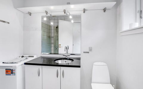Siiri - 28Km from the Sea: Arreglo De Tubería, Lavabo, Diseño De Interiores, Baño, Grifo, Piso, Lavabo Del Baño, Techo, Plomería, Mostrador