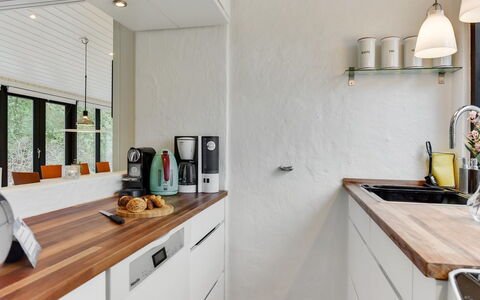 Judyta - 1Km from the Sea: Mostrador, Cocina, Diseño De Interiores, Piso, Mueble, Aparato De Cocina, Madera, Gabinetes, Arreglo De Tubería, Suelo