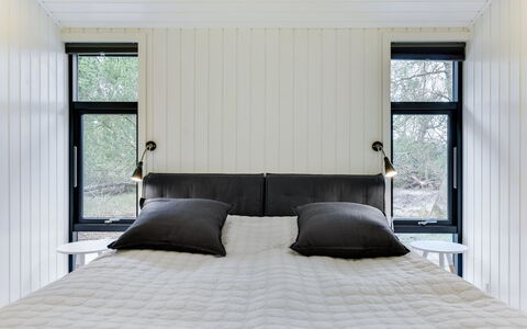 Judyta - 1Km from the Sea: Habitación, Cama, Diseño De Interiores, Mueble, Madera, Lecho, Sábana, Linos, Piso, Suelo
