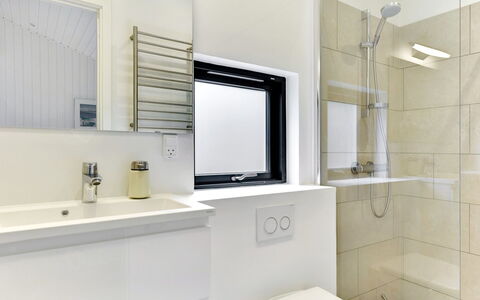 Judyta - 1Km from the Sea: Baño, Diseño De Interiores, Arreglo De Tubería, Piso, Suelo, Espejo, Plomería, Grifo, Mueble De Baño, Habitación