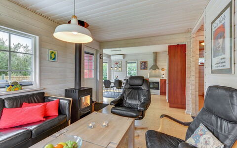 Liam - 800M to the Fjord: Madera, Techo, Mueble, Casa, Sala, Suelo, Habitación, Sofá, Cabaña, Puerta
