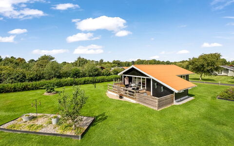 Fritzie - 600M to the Fjord: Casa, Techo, Casa, Cabaña, Arbusto, Cobertura Del Suelo, Inmuebles, Casa De Campo, Vía Muerta, Edificios Del Jardín
