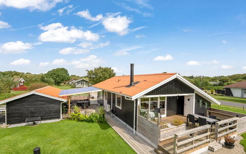 Fritzie - 600M to the Fjord: Casa, Techo, Casa, Cabaña, Arbusto, Cobertura Del Suelo, Inmuebles, Casa De Campo, Vía Muerta, Edificios Del Jardín