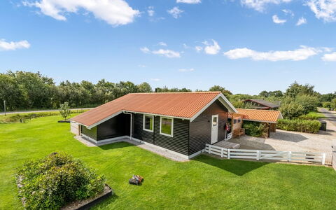 Fritzie - 600M to the Fjord: Casa, Techo, Casa, Cabaña, Arbusto, Cobertura Del Suelo, Inmuebles, Casa De Campo, Vía Muerta, Edificios Del Jardín