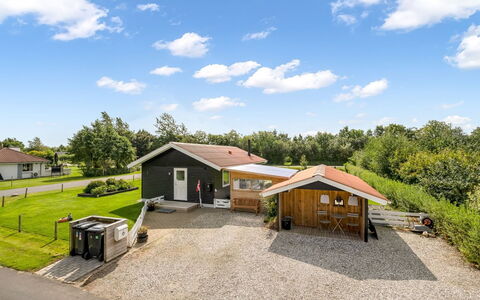 Fritzie - 600M to the Fjord: Casa, Techo, Casa, Cabaña, Arbusto, Cobertura Del Suelo, Inmuebles, Casa De Campo, Vía Muerta, Edificios Del Jardín