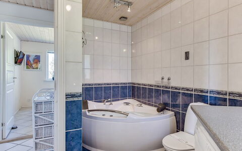 Tydkil - 300M to the Fjord: Piso, Arreglo De Tubería, Suelo, Diseño De Interiores, Baño, Techo, Bañera, Plomería, Loseta, Grifo