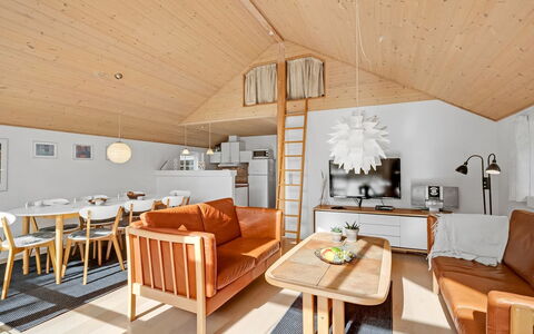 Herminia - 350M to the Fjord: Diseño De Interiores, Mueble, Madera, Techo, Piso, Habitación, Suelo, Sofá, Sala, Lámpara