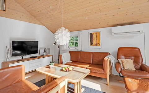 Herminia - 350M to the Fjord: Mueble, Diseño De Interiores, Madera, Piso, Sofá, Techo, Habitación, Sala, Suelo, Encendiendo