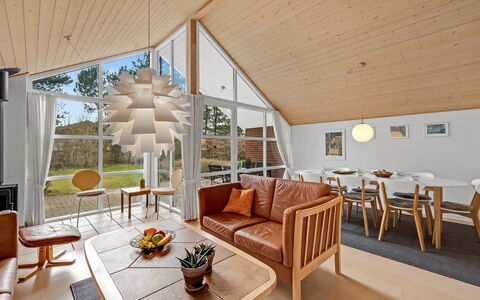 Herminia - 350M to the Fjord: Diseño De Interiores, Mueble, Techo, Madera, Lámpara, Piso, Sala, Sofá, Suelo, Encendiendo