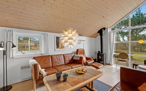 Herminia - 350M to the Fjord: Mueble, Diseño De Interiores, Lámpara, Piso, Madera, Techo, Sofá, Sala, Suelo, Encendiendo