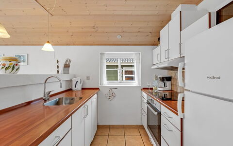 Herminia - 350M to the Fjord: Cocina, Piso, Mostrador, Diseño De Interiores, Madera, Techo, Suelo, Mueble, Gabinetes, Aparato De Cocina