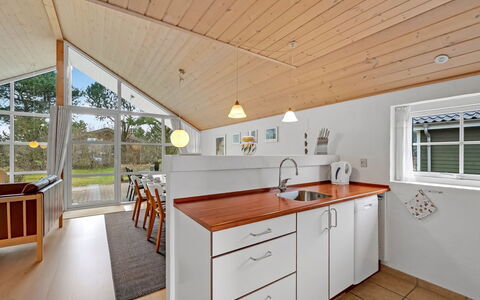 Herminia - 350M to the Fjord: Piso, Diseño De Interiores, Madera, Techo, Suelo, Mueble, Cocina, Mostrador, Casa, Gabinetes