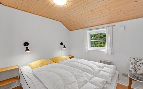 Herminia - 350M to the Fjord: Madera, Techo, Diseño De Interiores, Habitación, Cama, Casa, Suelo, Habitación, Marco De La Cama, Lecho