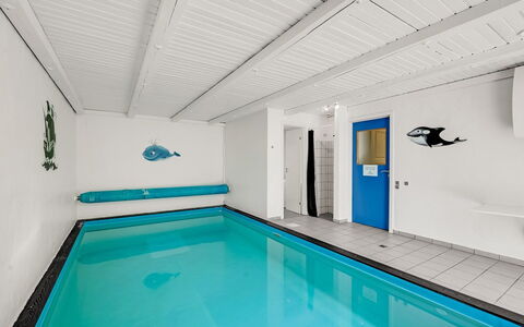 Aarni - 250M to the Fjord: Piscina, Piso, Suelo, Diseño De Interiores, Techo, Material Compuesto, Recurso, Hotel, Diseño, La Luz Del Día
