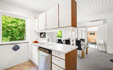 Aarni - 250M to the Fjord: Cocina, Madera, Piso, Diseño De Interiores, Mostrador, Suelo, Techo, Electrodoméstico, Gabinetes, Aparato De Cocina