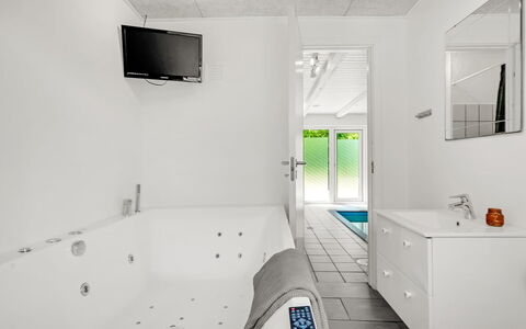 Aarni - 250M to the Fjord: Piso, Suelo, Diseño De Interiores, Arreglo De Tubería, Techo, Bañera, Plomería, Habitación, Baño, Grifo