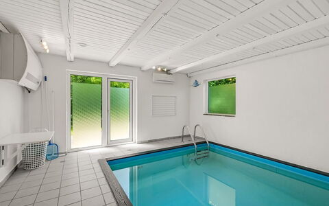 Aarni - 250M to the Fjord: Piscina, Piso, Suelo, Techo, Material Compuesto, Recurso, Diseño, Eco Hotel, Hotel, La Luz Del Día