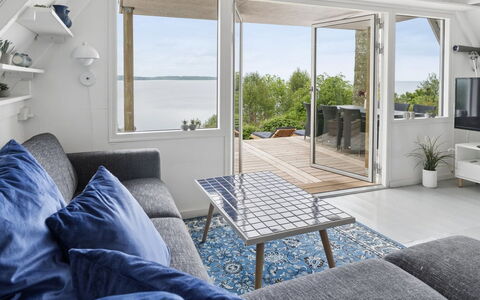 Fifi - 10M to the Fjord: Mueble, Suelo, Sofá, Madera Dura, Sala, Suelos De Madera, Silla, Cubierta, Diseño