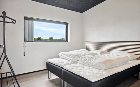 Anelle - 500M from the Sea: Techo, Diseño De Interiores, Habitación, Cama, Suelo, Marco De La Cama, Lámpara, Lecho, Habitación, Sábana