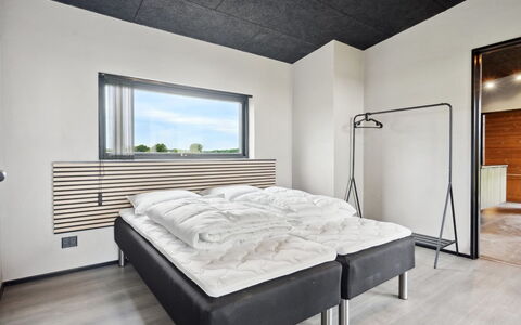 Anelle - 500M from the Sea: Habitación, Techo, Cama, Diseño De Interiores, Sábana, Piso, Lecho, Suelo, Marco De La Cama, Habitación