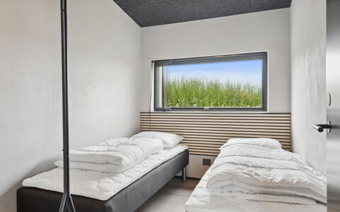 Anelle - 500M from the Sea: Habitación, Cama, Diseño De Interiores, Techo, Suelo, Sábana, Lecho, Marco De La Cama, Colchón, La Luz Del Día