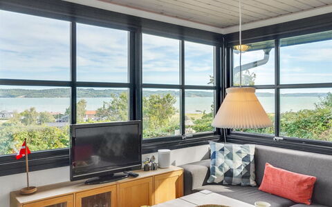 Stjerne - 300M from the Sea: Mueble, Diseño De Interiores, Techo, Habitación, Mesa, Suelo, Sofá, Silla, Sala