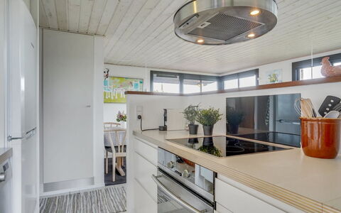 Stjerne - 300M from the Sea: Cocina, Mostrador, Diseño De Interiores, Piso, Aparato De Cocina, Mueble, Gabinetes, Suelo, Lámpara, Madera