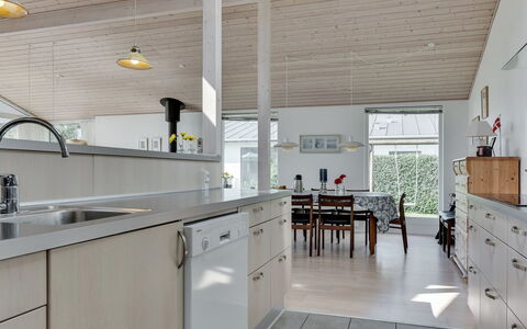 Hilmer - from the Sea: Cocina, Mostrador, Piso, Diseño De Interiores, Mueble, Madera, Techo, Suelo, Gabinetes, Lámpara