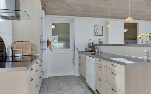 Hilmer - from the Sea: Mostrador, Cocina, Diseño De Interiores, Piso, Gabinetes, Mueble, Techo, Madera, Lavabo, Suelo
