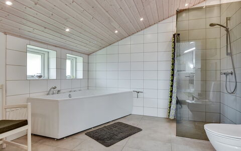 Hilmer - from the Sea: Piso, Madera, Suelo, Techo, Diseño De Interiores, Arreglo De Tubería, Casa, Baño, Plomería, Lámpara
