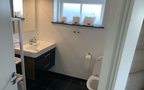 Orsa - 80M from the Sea: Arreglo De Tubería, Baño, Piso, Lavabo Del Baño, Suelo, Diseño De Interiores, Mueble De Baño, Lavabo, Baño, Plomería