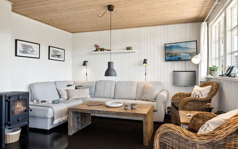 Ekatarina - 125M from the Sea: Mueble, Diseño De Interiores, Madera, Sofá, Piso, Techo, Sala, Suelo, Habitación, Casa
