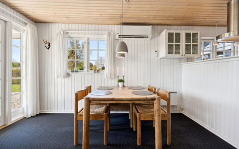 Ekatarina - 125M from the Sea: Piso, Madera, Mueble, Techo, Diseño De Interiores, Suelo, Cocina Y Comedor Mesa, Comedor, Suelos De Madera, Casa