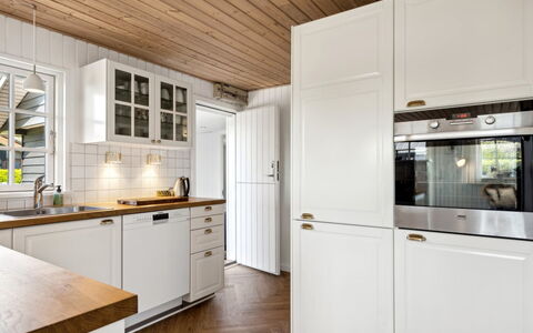 Ekatarina - 125M from the Sea: Aparato De Cocina, Cocina, Madera, Piso, Gabinetes, Electrodoméstico, Diseño De Interiores, Mostrador, Techo, Suelo