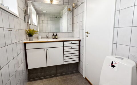 Ekatarina - 125M from the Sea: Piso, Arreglo De Tubería, Suelo, Diseño De Interiores, Baño, Plomería, Lavabo, Lavabo Del Baño, Grifo, Loseta