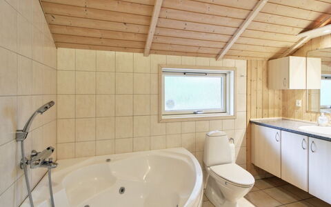 Ellica - 50Km from the Sea: Arreglo De Tubería, Techo, Piso, Baño, Madera, Diseño De Interiores, Lavabo, Suelo, Grifo, Plomería