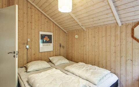 Ellica - 50Km from the Sea: Habitación, Pared, Madera, Cama, Diseño De Interiores, Techo, Suelo, Piso, Sábana, Lecho