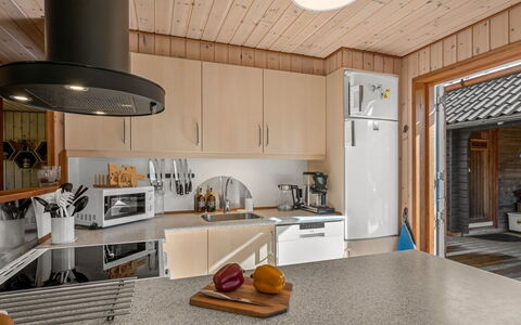 Engeline - 300M to the Fjord: Cocina, Madera, Mostrador, Aparato De Cocina, Piso, Diseño De Interiores, Mueble, Electrodoméstico, Techo, Electrodoméstico