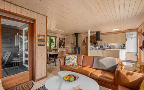 Engeline - 300M to the Fjord: Diseño De Interiores, Madera, Mueble, Piso, Techo, Suelo, Sofá, Habitación, Sala, Silla