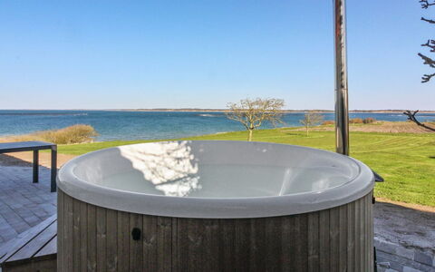 Thorge - 75M to the Fjord: Material Compuesto, Piscina, Recurso, Cubierta, Madera Dura, Diseño, Jacuzzi, Mueble Para Exteriores, Manchas De Madera