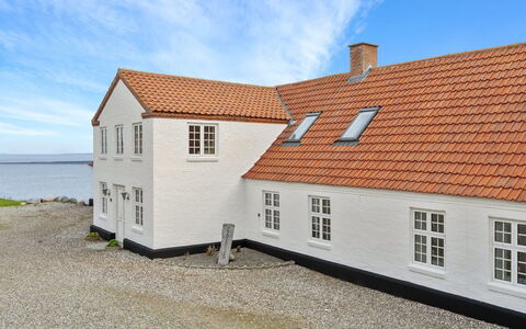 Thorge - 75M to the Fjord: Edificio, Ventana, Casa, Casa, Techo, Arquitectura, Cabaña, Inmuebles, Pendiente, Ventana De Guillotina