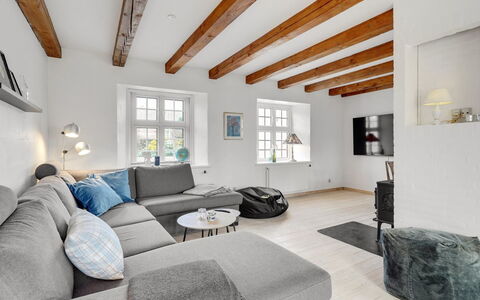 Thorge - 75M to the Fjord: Diseño De Interiores, Mueble, Piso, Sofá, Madera, Techo, Suelo, Sala, Casa, Habitación