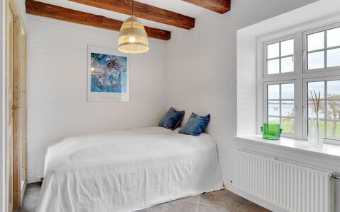 Thorge - 75M to the Fjord: Piso, Suelo, Pared, Diseño De Interiores, Habitación, Madera, Cama, Techo, Habitación, Mueble