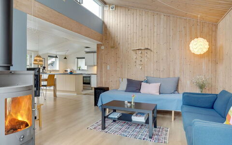 Ljupka - 1Km from the Sea: Diseño De Interiores, Piso, Mueble, Madera, Techo, Suelo, Habitación, Sala, Encendiendo, Lámpara
