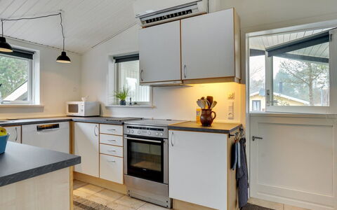 Ljupka - 1Km from the Sea: Cocina, Madera, Mostrador, Diseño De Interiores, Techo, Piso, Aparato De Cocina, Electrodoméstico, Gabinetes, Mueble