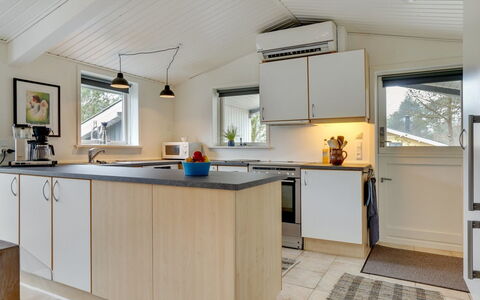 Ljupka - 1Km from the Sea: Cocina, Mostrador, Techo, Piso, Diseño De Interiores, Gabinetes, Aparato De Cocina, Mueble, Electrodoméstico, Suelo
