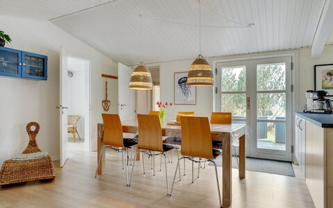 Ljupka - 1Km from the Sea: Mueble, Diseño De Interiores, Piso, Suelo, Madera, Suelos De Madera, Techo, Silla, Lámpara, Comedor