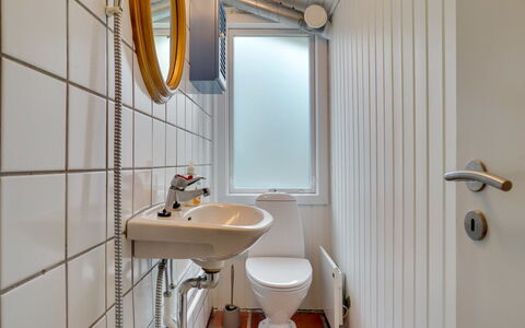 Ljupka - 1Km from the Sea: Baño, Arreglo De Tubería, Asiento Del Baño, Pared, Baño, Lavabo Del Baño, Piso, Lavabo, Suelo, Diseño De Interiores