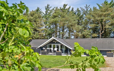 Hjalmara - 900M from the Sea