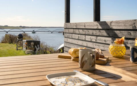 Nielsen - 30M to the Fjord: Madera, Mueble, Mueble Para Exteriores, Mesa, Costeras Y Los Accidentes Geográficos Oceánico, Madera Dura, Mesa Al Aire Libre, Mar, Costa, Silla